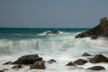 山陰の日本海　岩礁と浜辺