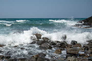 山陰の日本海　岩礁と浜辺
