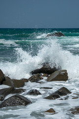 山陰の日本海　岩礁と浜辺