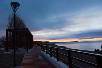 Paseo costero en el atardecer de invierno