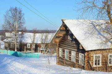 Архангельская область, деревянная застройка в деревне Турчасово зимой в солнечную погоду