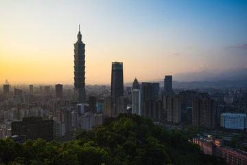 Fototapeta premium Taipei City Skyline at sunset, Taiwan