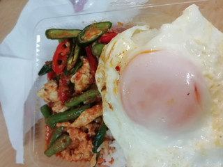 Fried eggs on rice with chili paste, chicken curry, put on long beans.