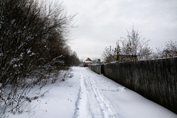 Obraz premium Russian village and wooden house in it in a winter
