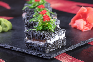 Суши и роллы и креветки. Японская еда и морепродукты в ресторане. Японская кухня. Горячие и холодные закуски из морепродуктов
