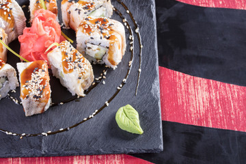 Японская кухня. Горячие и холодные закуски из морепродуктов/ Суши и роллы и креветки. Японская еда и морепродукты в ресторане