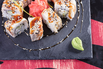 Японская кухня. Горячие и холодные закуски из морепродуктов/ Суши и роллы и креветки. Японская еда и морепродукты в ресторане