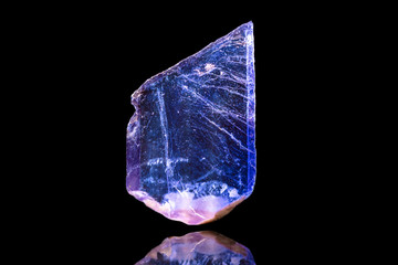 Fluorit oder Flussspat in blau vor schwarzem Hintergrund, Mineralien und Edelsteine