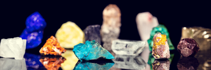 Vielfalt an Heilsteinen, Edelsteinen und Mineralien vor schwarz, Panorama