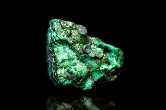 Rohstein Malachit gr&uuml;n vor Hintergrund in schwarz, Mineralien und Edelsteine