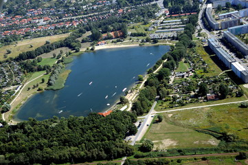 Obraz premium Neubrandenburg, Reitbahnsee mit Freibad und Wasserskianlage
