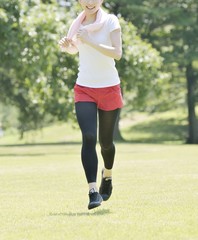 ジョギングする女性
