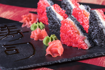 Японская кухня. Горячие и холодные закуски из морепродуктов. Суши и роллы и креветки. Японская еда и морепродукты в ресторане.