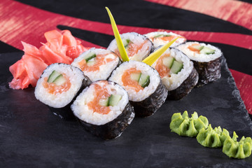 Японская кухня. Горячие и холодные закуски из морепродуктов. Суши и роллы и креветки. Японская еда и морепродукты в ресторане.