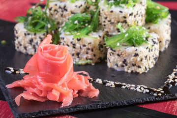 Японская кухня. Горячие и холодные закуски из морепродуктов. Суши и роллы и креветки. Японская еда и морепродукты в ресторане.