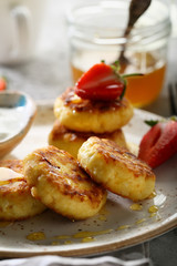 Cheese pancakes with honey