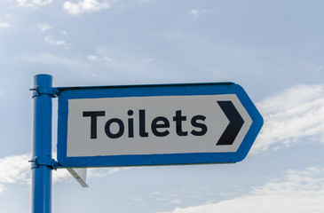 A sing pointing the way to the toilets, UK