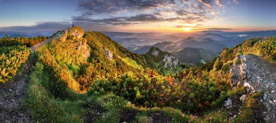 Gordijnen Landschap van berg bij zonsondergangpanorama van piek Velky Choc, Slowakije © TTstudio