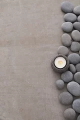 Gartenposter graue Steine mit weißer Kerze und grauem Hintergrund © Mee Ting