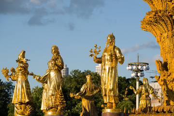 Fototapeta na wymiar sculpture fountain of Friendship of peoples at VDNH in Moscow in the sunset