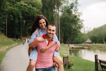 Naklejka premium A guy and a girl enjoy each other in a romantic atmosphere