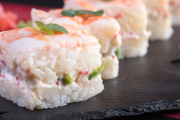 Японская кухня. Горячие и холодные закуски из морепродуктов. Суши и роллы и креветки. Японская еда и морепродукты в ресторане.