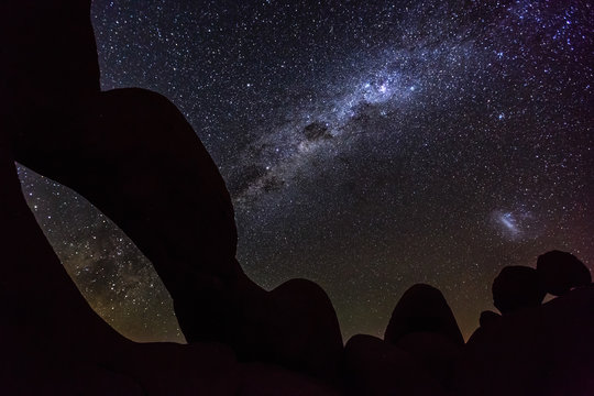 Felsbogen mit Sternenhimmel und Milchstraße, Spitzkoppe