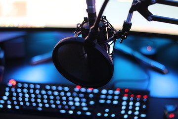 Streaming microphone with pop filter in front of gaming computer
