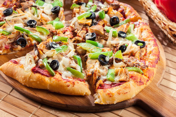 Spicy pizza with chicken gyros