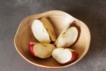 jabłka pokrojone z żurawiną w misce