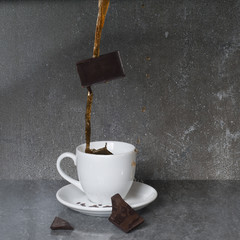 kawa w filiżance z kawałkiem czekolady