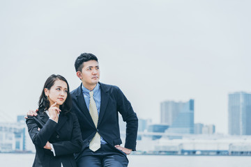 ビジネスイメージ・遠くを眺める2人の男女