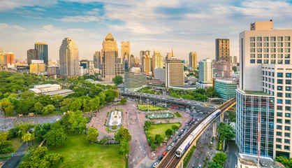 Zelfklevend Fotobehang De stadshorizon van Bangkok met Lumpini-park van hoogste mening in Thailand © f11photo