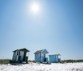 Fototapeta na wymiar Sommersonne über schwedischen Strandhäuschen