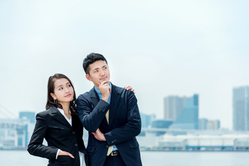 ビジネスイメージ・遠くを眺める2人の男女