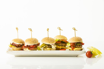 Mini Burger auf weissem Hintergrund, Freisteller