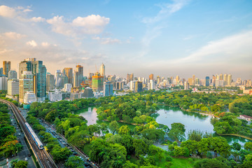 Toits de la ville de Bangkok avec le parc Lumpini en vue de dessus en Thaïlande