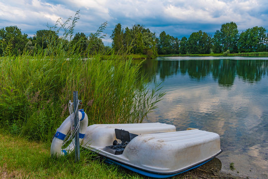 Motorboot mit Rettungsring am Erlensee bei Rosenheim