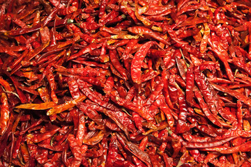 Fototapeta premium Rote Chilischoten auf einem thailändischen Markt