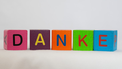 Obraz premium Danke aus verschiednen bunten Buchstaben, farbenfrohes Danke
