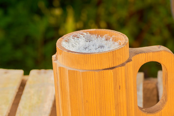 Naklejka premium beer in a wooden mug
