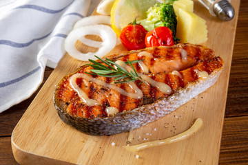 Grilled Salmon with Fresh Salad Leaf