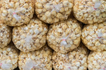 Gestapeltes in Plastik fertig abgepacktes Popcorn 