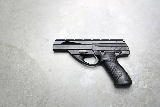 Broń palna. Pistolet. Pistolet na szarym tle.
