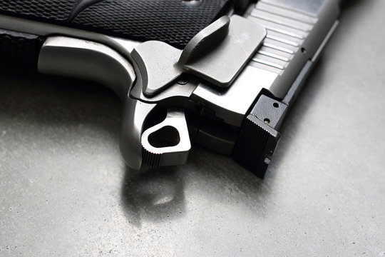 Pistolet. Detal budowy pistoletu.