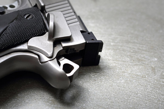 Pistolet. Detal budowy pistoletu.