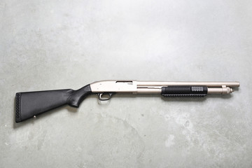 Strzelba. Wiatrówka, karabin na szarym tle. © Robert Przybysz