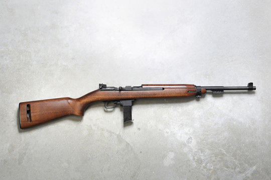 Militaria. Wiatr&oacute;wka, karabin na szarym tle.