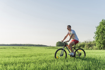 Obraz premium The man is riding a bicycle