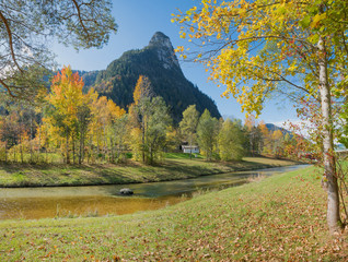 Die Ammer bei Oberammergau im Herbst mit Kofel